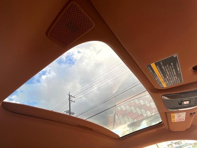 LC LC500h Lパッケージ 禁煙車 純正OP21インチAW カラーHUD ガラスルーフ ベージュ革 ベンチレーション レークル BSM プリクラ 三眼LEDヘッド 純正SDナビ 革巻きステアリング パワーシート バックカメラ(3枚目)