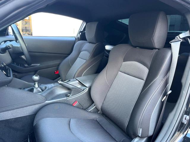 フェアレディZ バージョンS 6MT 純正レイズ製19インチブラック鍛造アルミ レッドブレーキキャリパー メカニカルLSD アップルカープレイ対応9インチコネクトナビ インテリジェントクルコン 405馬力 ワンオーナー 禁煙車(25枚目)