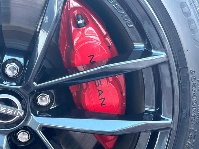 フェアレディZ バージョンS 6MT 純正レイズ製19インチブラック鍛造アルミ レッドブレーキキャリパー メカニカルLSD アップルカープレイ対応9インチコネクトナビ インテリジェントクルコン 405馬力 ワンオーナー 禁煙車(26枚目)