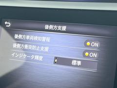 【後方車輛検知】走行中、ドアミラーの死角になりやすい箇所に後続車が接近するとサイドミラー付近に警告を表示、ドライバーに注意喚起をしてくれます。 6