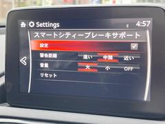 【スマートシティブレーキサポート】低速走行中に前方の車両等を認識し、衝突しそうな時は警報とブレーキで衝突回避と被害軽減をアシスト。より安全にドライブをお楽しみいただけます。 4