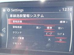 【車線逸脱警報】道路上の白（黄）線を認識し、意図せず走行中の車線からはみ出しそうになった時、メーター内の警告灯とブザーで注意喚起してくれる安心・安全機能です♪ 6