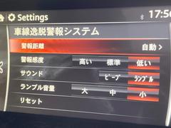 【車線逸脱警報】道路上の白（黄）線を認識し、意図せず走行中の車線からはみ出しそうになった時、メーター内の警告灯とブザーで注意喚起してくれる安心・安全機能です♪ 5