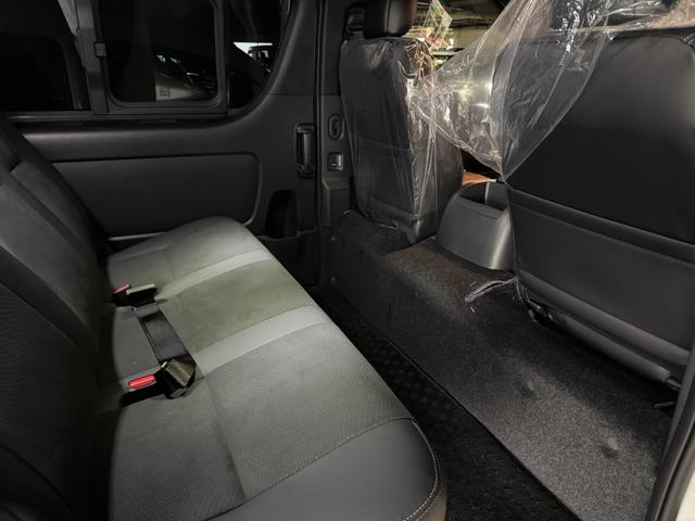 ハイエースバン スーパーＧＬ　ダークプライムＩＩ　４１５コブラカスタム車両　ベットキット付き　１．５インチダウン　ビッグＸ１１ナビ　ご来店予約お願い致します（30枚目）
