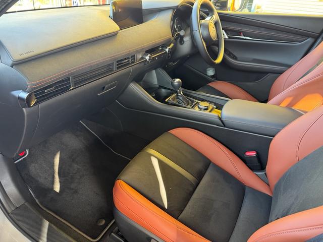 ＭＡＺＤＡ３ファストバック ２０Ｓ　レトロスポーツエディション　禁煙ワンオーナ車　６ＭＴ　Ｂｏｓｅサウンドシステム１２スピーカー　マツダコネクトナビ３６０°カメラ　ＥＴＣ　パワーシートシートヒーター　レーダークルーズ衝突被害軽減システム（3枚目）