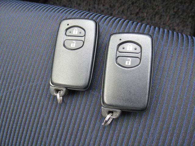 S スマートキー/盗難防止装置/禁煙車/アイドリングストップ/保証書/電動式格納ミラー/運転席・助手席エアバック/プライバシーガラス/エアコン/パワステ/ABS(12枚目)