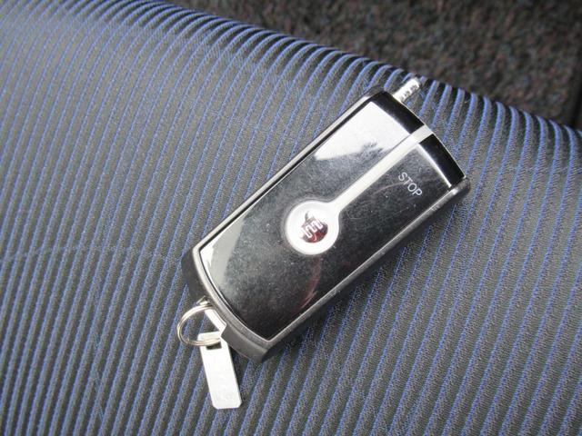 S スマートキー/盗難防止装置/禁煙車/アイドリングストップ/保証書/電動式格納ミラー/運転席・助手席エアバック/プライバシーガラス/エアコン/パワステ/ABS(13枚目)