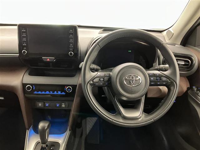 ヤリスクロス ハイブリッドＺ　インテリジェントキー　アルミホイル　ＬＥＤライト　１オ－ナ－　リアカメラ　クルーズコントロール　横滑り防止システム　ナビＴＶ　メモリーナビゲーション　電動シ－ト　パワステ　オートエアコン　キーフリー（5枚目）