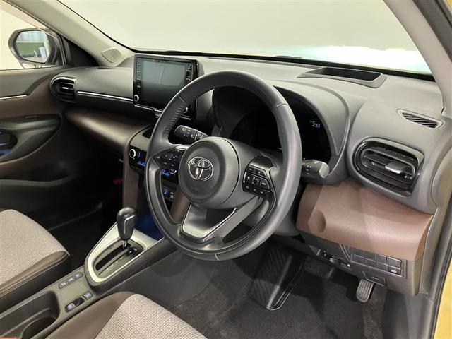 ヤリスクロス ハイブリッドＺ　インテリジェントキー　アルミホイル　ＬＥＤライト　１オ－ナ－　リアカメラ　クルーズコントロール　横滑り防止システム　ナビＴＶ　メモリーナビゲーション　電動シ－ト　パワステ　オートエアコン　キーフリー（13枚目）