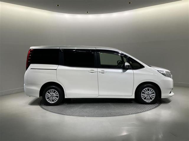 ノア Ｇ　ＬＥＤライト　両側ＰＳＤ　ＥＴＣ車載器　オートエアコン　デュアルエアバック　ナビＴＶ　エアバッグ　ＤＶＤ再生　キーレス　アルミホイール　盗難防止装置　メモリーナビ　横滑り防止　ＡＢＳ　３列シート（3枚目）