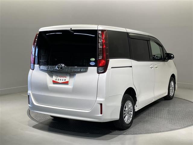 ノア Ｇ　ＬＥＤライト　両側ＰＳＤ　ＥＴＣ車載器　オートエアコン　デュアルエアバック　ナビＴＶ　エアバッグ　ＤＶＤ再生　キーレス　アルミホイール　盗難防止装置　メモリーナビ　横滑り防止　ＡＢＳ　３列シート（4枚目）