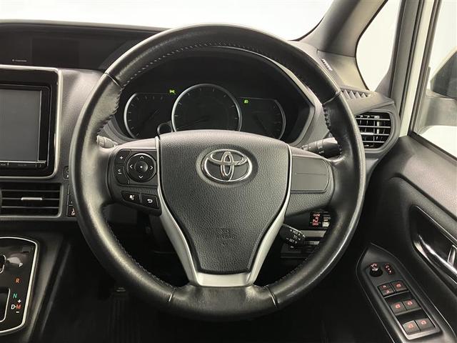 ノア Ｇ　ＬＥＤライト　両側ＰＳＤ　ＥＴＣ車載器　オートエアコン　デュアルエアバック　ナビＴＶ　エアバッグ　ＤＶＤ再生　キーレス　アルミホイール　盗難防止装置　メモリーナビ　横滑り防止　ＡＢＳ　３列シート（24枚目）