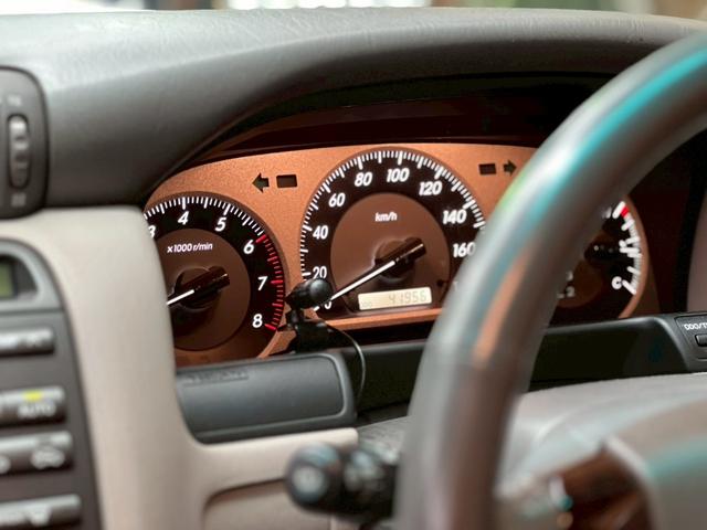 クラウン ロイヤルサルーン　プレミアム　１オーナー　２ＨＦミレニアムパール　電動リアシェード　全席パワーシート　ドラレコ前後　クルコン　キーレス　専用１６ＡＷ　ＨＩＤ　ＥＴＣ　２ＤＩＮナビ　バックカメラ　Ｂｌｕｅｔｏｏｔｈ　ミラーリング（25枚目）