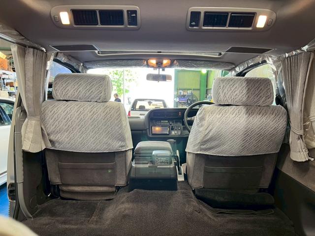 １００系ハイエースならではのエアコン吹き出し口の多さとスイッチ集約されて使い勝手も良し！