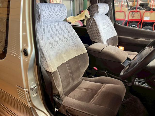 使用感出やすい運転席シートもキレイです！！