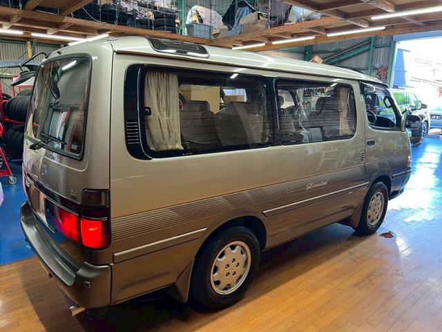 ブロンズガラス越しに覗くカーテンと車内がとってもノスタルジー☆