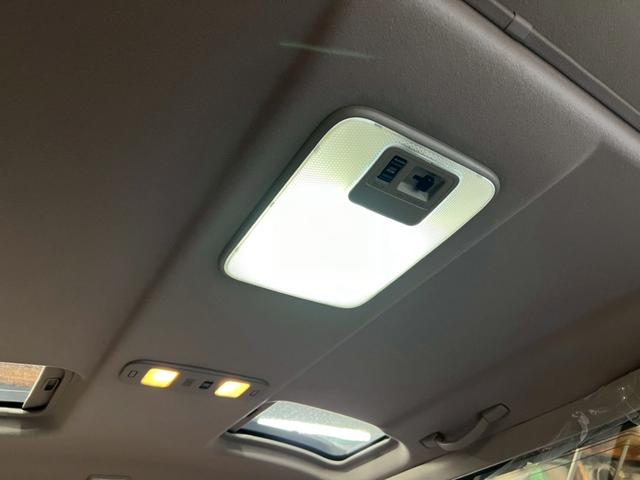 ２列目中央は大きなルームランプ付き！これシャンデリアに交換する人いましたよね！