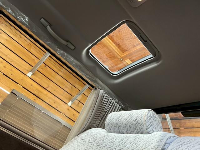 ３か所もサンルーフあるのでいっぱいマウント取りましょう！サンルーフ界隈のトップ！そしてキングオブワンボックス！ハイエースワゴン！お問合せお待ちしております！