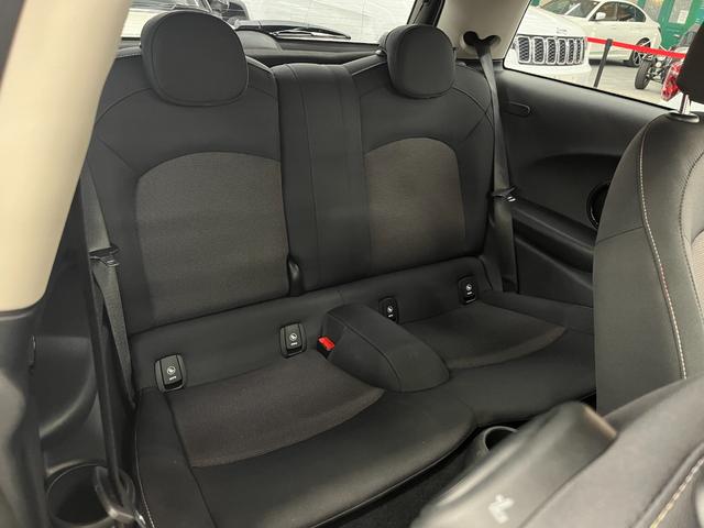 後席の定員は２名となります。