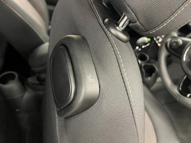 後席に乗り込む際は、こちらのレバーを引いて前席を倒し、乗り込むことが出来ます。