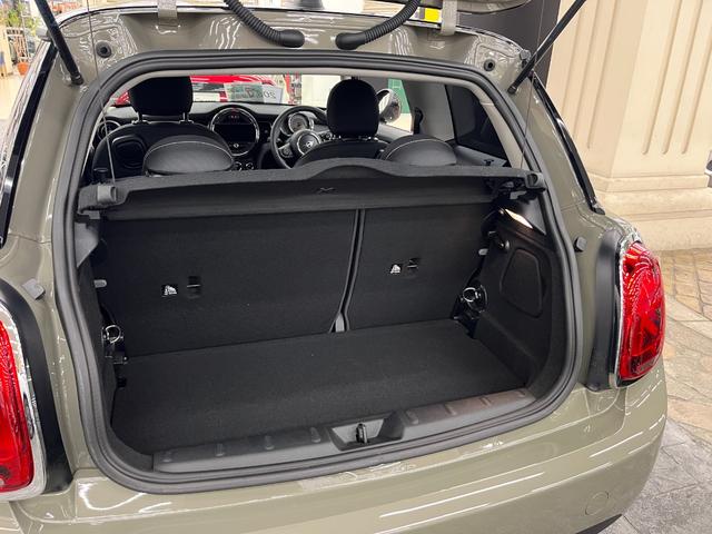 ラゲッジルームには、日常生活には支障のないスペースを確保しております。