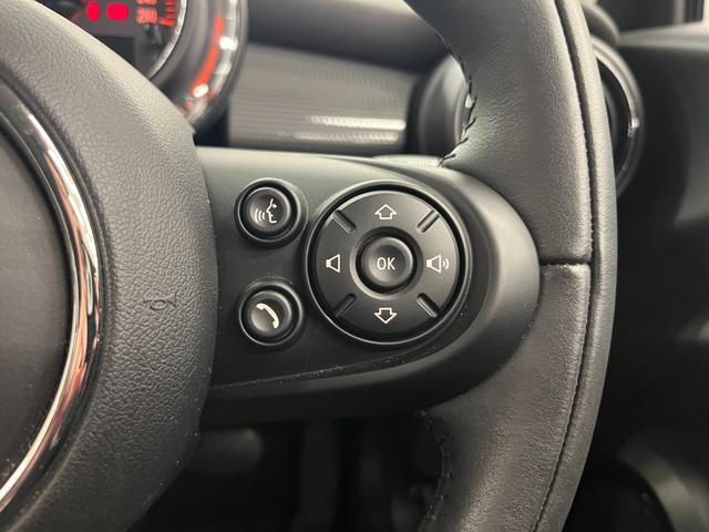 こちらで、ハンズフリー機能や音量調整を行います。