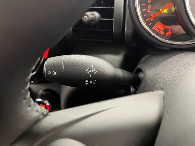 左のレバーで、方向指示器の操作を行います。