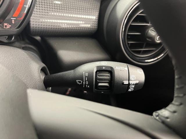 雨を検知して、自動でワイパー操作を行うことができる、オートワイパーを装備。