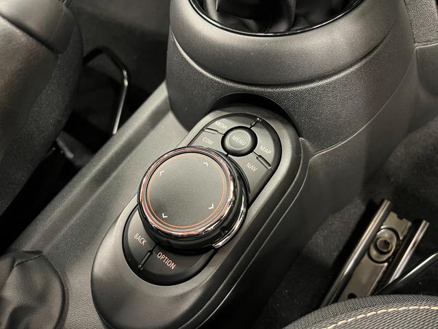 こちらのコントローラーで、ナビの操作を行います。