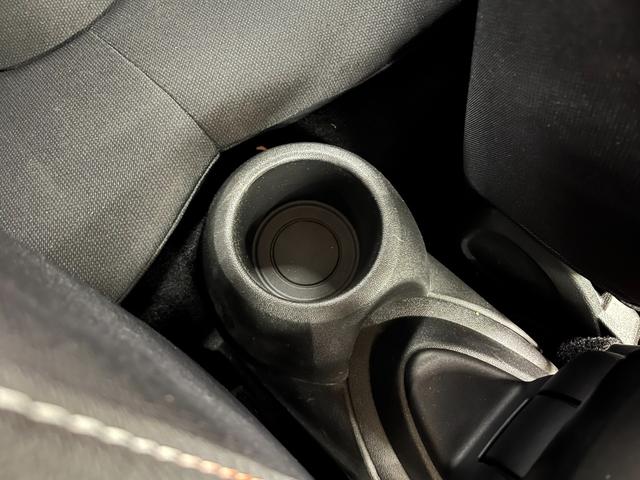 後席の中央にも、ドリンクを１本収納できます。