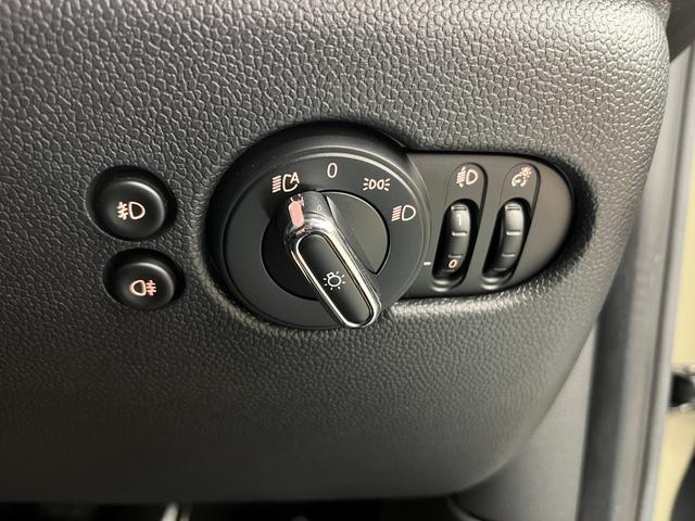 外部の明るさを検知し、自動でライトのオンオフを切り替える、オートライトを装備。