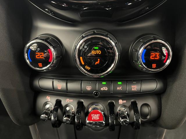 左右で独立温度調節が可能な、「デュアルオートエアコン」を装備。