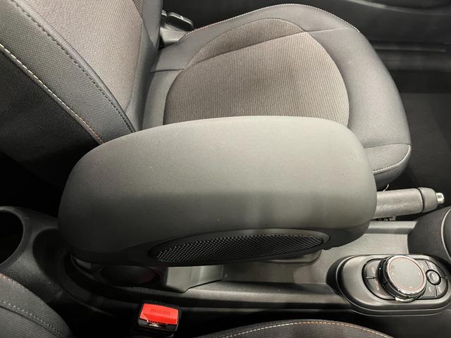 アームレストにも、大きな傷などなく良好です。