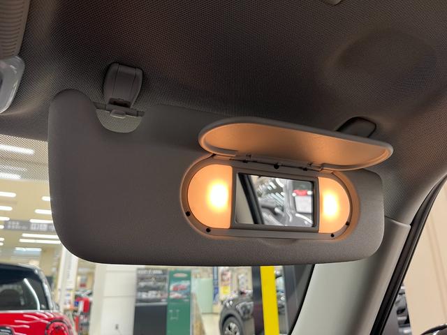 サンバイザーには鏡とライトが付いているので、夜間の使用も出来て、とても便利です。