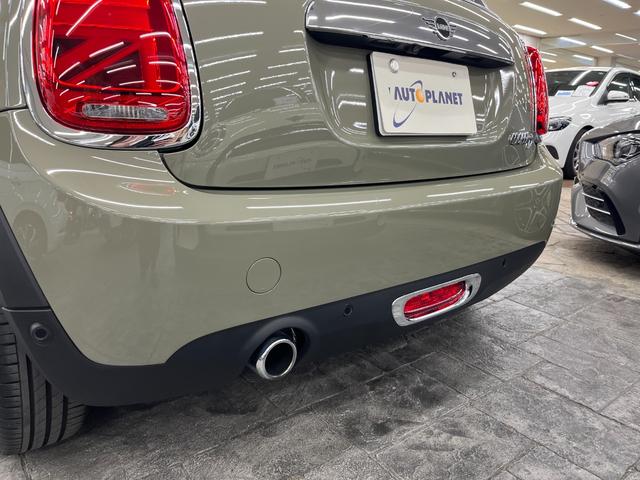 後方に障害物などがあるときには、センサーが反応して警告音で知らせてくれます。