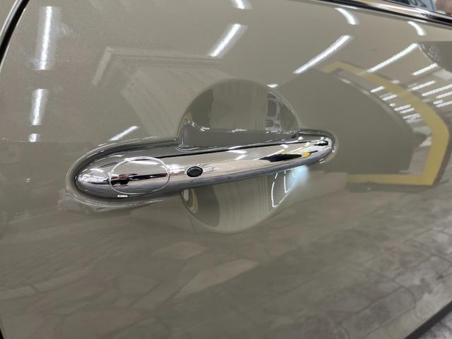 指で触れるだけでドアの開錠や施錠が可能な、スマートキーを装備。鍵を出し入れする必要が無く、とても便利な機能です。