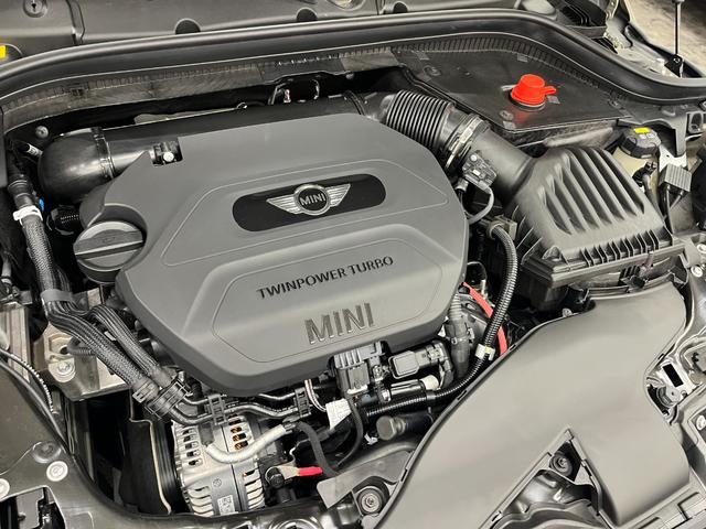 直列３気筒ＤＯＨＣターボ　（ディーゼル）を搭載。排気量は１５００ｃｃ、最大トルクは２７０Ｎ・ｍ、出力は１１６ｐｓです。