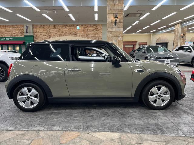 全長×全幅×全高＝３８３５ｍｍ×１７２５ｍｍ×１４３０ｍｍ