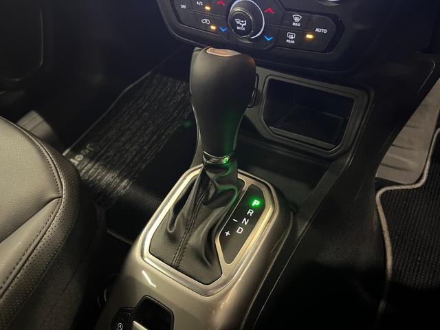 ジープ・レネゲード リミテッド 禁煙車/革S/ACC/衝突軽減B/AppleCarplay/AndroidAuto/ナビ/フルセグTV/バックカメラ/シートH/Pシート/Bluetoothオーディオ/クリアランスソナー/ルーフレール(23枚目)