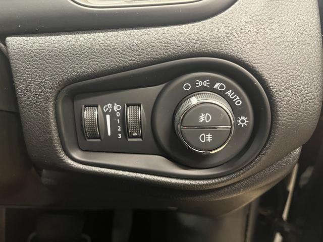 ジープ・レネゲード リミテッド 禁煙車/革S/ACC/衝突軽減B/AppleCarplay/AndroidAuto/ナビ/フルセグTV/バックカメラ/シートH/Pシート/Bluetoothオーディオ/クリアランスソナー/ルーフレール(25枚目)