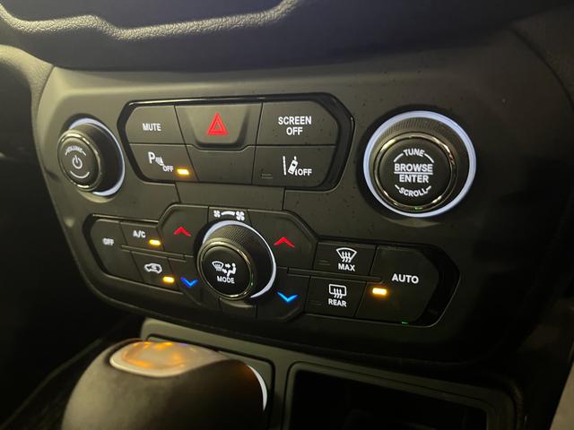 ジープ・レネゲード リミテッド 禁煙車/革S/ACC/衝突軽減B/AppleCarplay/AndroidAuto/ナビ/フルセグTV/バックカメラ/シートH/Pシート/Bluetoothオーディオ/クリアランスソナー/ルーフレール(34枚目)