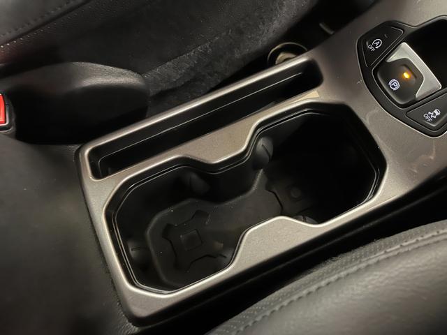 ジープ・レネゲード リミテッド 禁煙車/革S/ACC/衝突軽減B/AppleCarplay/AndroidAuto/ナビ/フルセグTV/バックカメラ/シートH/Pシート/Bluetoothオーディオ/クリアランスソナー/ルーフレール(35枚目)