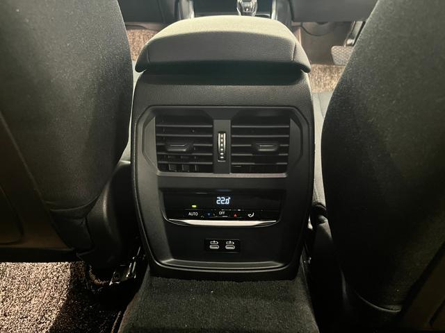 ���A�V�[�g�Ɍ����āA�G�A�R���̐����o�����A���߃{�^���A�t�r�a���͒[�q�𑕔����Ă���܂��B