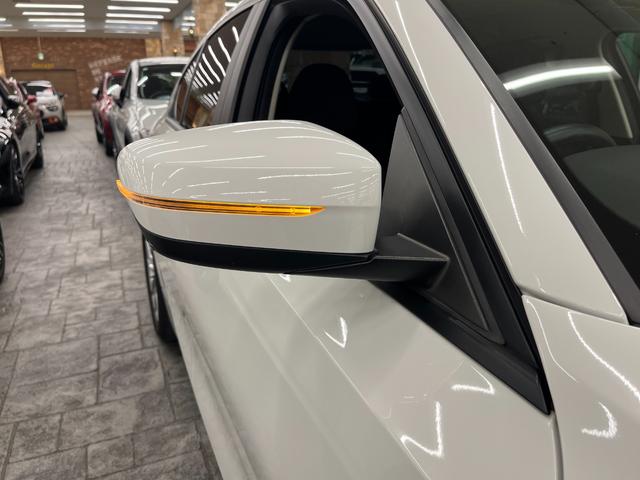 �E�C���J�[�t���h�A�~���[�𑕔����Ă���܂��B