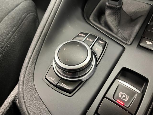 ������̃R���g���[���[�ŁA�i�r�Ȃǂ̑�����s���܂��B