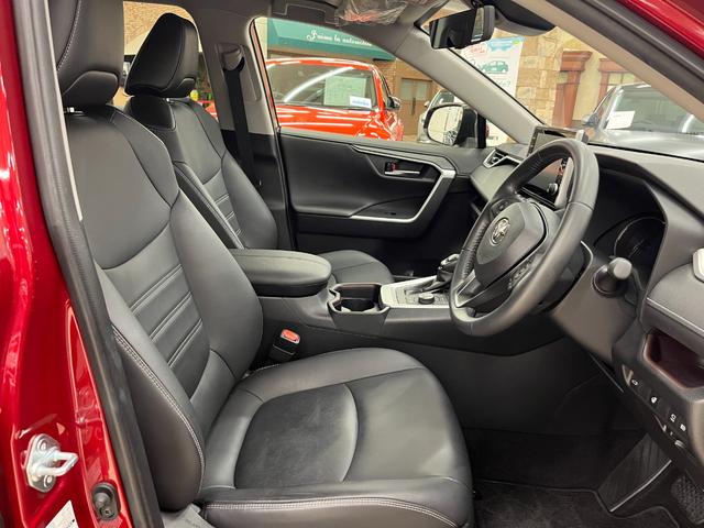RAV4 G Zパッケージ 禁煙車/ACC/衝突軽減ブレーキ/黒革シート/ナビ/フルセグTV/B&360度カメラ/車線逸脱警告/シートH/Pシート/LEDヘッドライト/Pゲート/Bluetoothオーディオ/クリアランスソナー(11枚目)