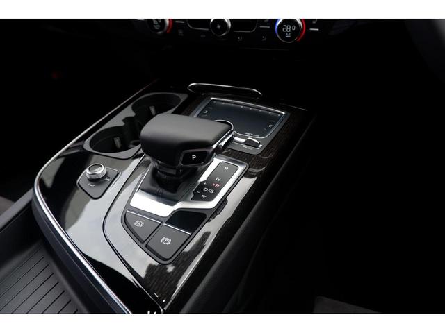アーバンブラック 限定車 45TFSI ブラックスタイリングPKG カーボンドアミラー 専用21インチホイール ブラックルーフレール アルカンタラレザースポーツシート 専用パネル 専用カラー エアサス 4ゾーンエアコン(48枚目)