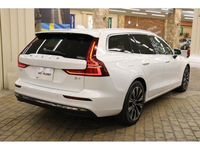 Ｖ６０ アルティメット　Ｂ４　禁煙車／ホワイトレザーＳ／ＡＣＣ／衝突軽減Ｂ／マッサージ機能／ワイヤレスモバイルチャジャー／ＨＵＤ／リヤシートＨ／ＡｐｐｌｅＣａｒＰｌａｙ／シートＨ・Ｃ／全周囲カメラ（50枚目）