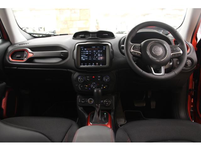 ジープ・レネゲード トレイルホーク　禁煙車／ＡｐｐｌｅＣａｒｐｌａｙ／ナビ／フルセグＴＶ／バックカメラ／車線逸脱警告／ＬＥＤヘッドライト／Ｂｌｕｅｔｏｏｔｈオーディオ／クルーズコントロール／ＵＳＢ入力端子／１年保証（9枚目）