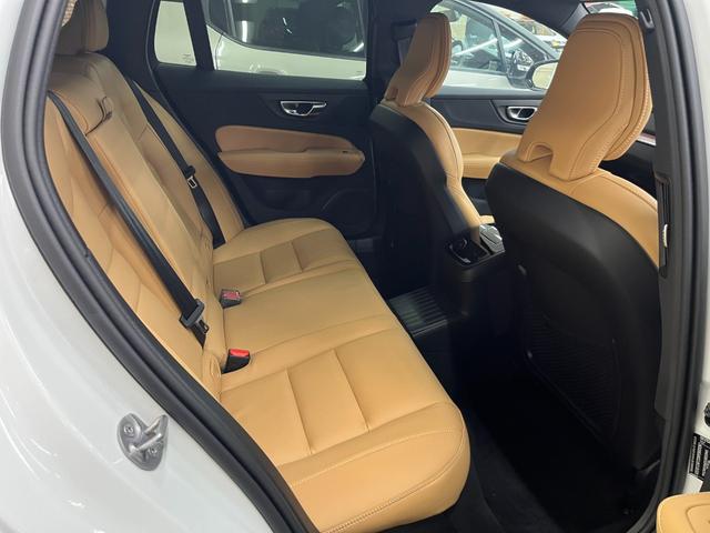 Ｖ６０ ウルトラ　Ｔ６　ＡＷＤ　プラグインハイブリッド　禁煙車／アンバー革シート／パノラマサンルーフ／衝突軽減ブレーキ／ＡＣＣ／アップルカープレイ／アンドロイドオート／ハーマンカードン／シートＨ・Ｃ／ステアリングヒーター／Ｐシート／マッサージ機能／アルミ（12枚目）